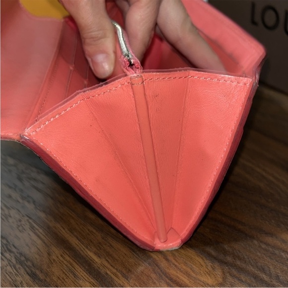 🔥LOUIS VUITTON Vernis Reyur Portefeuille Sarah Limited edition Poppy Petal 1500$ - Picture 5 of 12